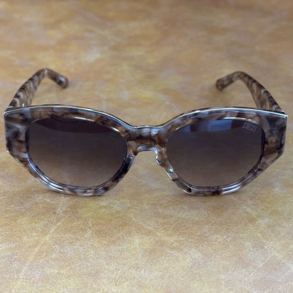 Dezi Charge It Sunglasses - Picture 4 of 11